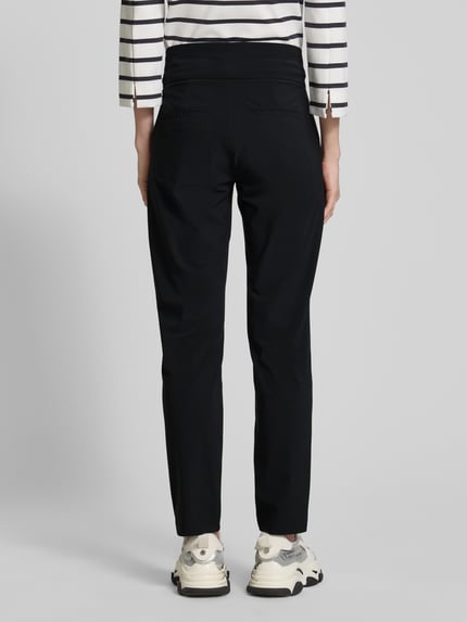 Vrouwenmodel draagt Slim Fit Jogpants met tunnelkoord van Raffaello Rossi, zwart met stretch, achterzakken, volledige achteraanzicht.