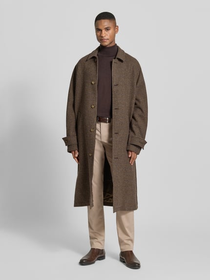 Männermodel trägt Slim Fit Stoffhose mit Viskose-Anteil von MCNEAL in Beige, Elastischer-Material-Mix, Eingrifftaschen, Ganzkörperansicht von vorne.