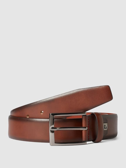 Produktfoto, Ledergürtel met Dornschließe en label-detail van Pierre Cardin, echt leer, bruin, klassieke vorm, 3,5 cm breed, 125 cm lang.