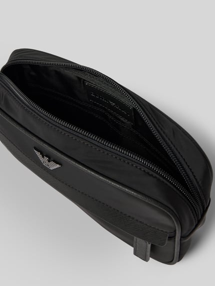 Produktfoto, Handtasche mit abnehmbarer Trageschlaufe von Emporio Armani in Schwarz, rechteckige Form, glatte Textur, Reißverschlüsse und Label-Applikation sichtbar, 25x14x6 cm, Schulterriemen 34 cm.