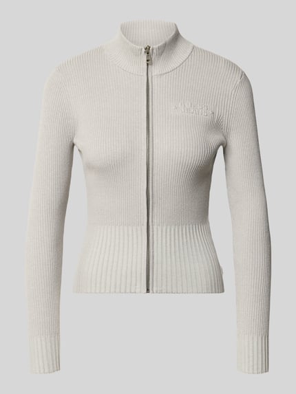 Produktfoto, Strickjacke aus Viskose-Mix in Ripp-Optik von GUESS, krój slim fit, mieszanka wiskozy, efekt prążkowania, detal z logo, stójka, zamek błyskawiczny, długość tyłu w rozmiarze S: 51 cm, długość rękawów w rozmiarze S: 61 cm