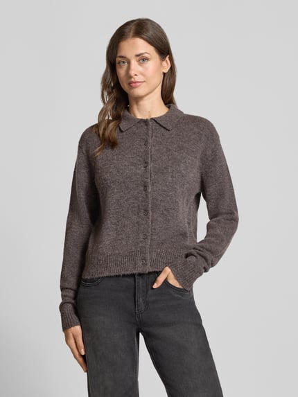 Frauenmodel trägt Strickjacke aus Kaschmir-Mix mit Lanawoll-Anteil Modell 'Gina' von 0039 Italy in Braun, gerippte Abschlüsse, Ganzkörperansicht von vorne.
