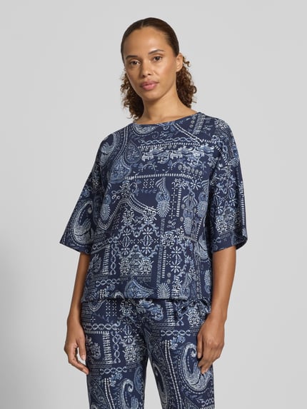 Kobieta nosi Relaxed Fit Bluse aus Viskose-Mix von Christian Berg Woman, granatowa mieszanka wiskozy, wzór paisley na całej powierzchni, okrągły dekolt, rękaw o dł. 1/2, całkowity widok z przodu