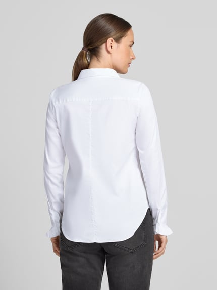 Frauenmodel trägt Hemdbluse aus Baumwoll-Mix Modell 'Mattie' von MOS MOSH in Weiß, Slim Fit, mit Rüschen und Knopfleiste, Ganzkörperansicht Rückansicht.