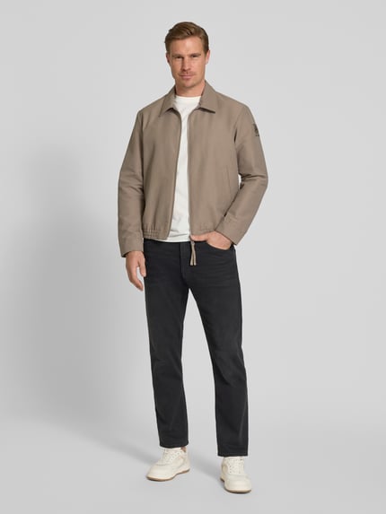 Männermodel trägt Regular Fit Blouson mit Label-Patch von Marc O'Polo × DFB Travel Collection, Optik: Unifarben, Ganzkörperansicht von vorne