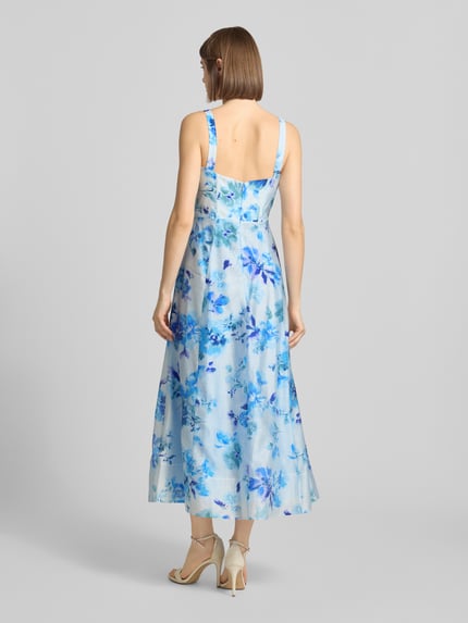 Frauenmodel trägt Midikleid aus Lyocell-Mix Modell 'Lilah' von Bardot mit floraler Allover-Print, taillierte Passform, Ärmelloses-Design, Rückansicht Ganzkörperansicht.