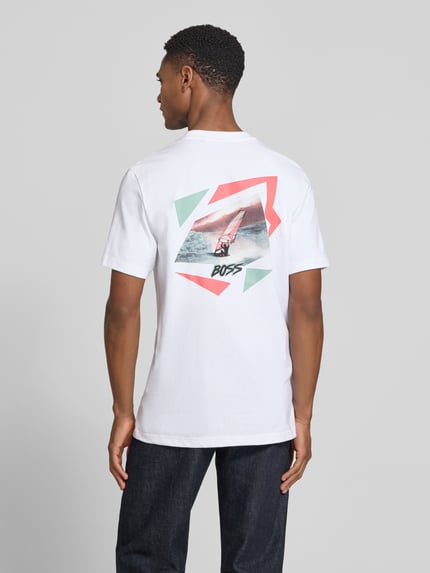 Męski model nosi Relaxed Fit T-Shirt aus reiner Baumwolle Modell 'MOVEMENT' von BOSS Orange, jednokolorowy, nadruk z tyłu, okrągły dekolt, krótki rękaw, nadruk z logo, bawełna, Ganzkörperansicht Rückansicht.