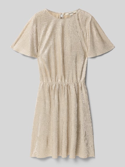 Produktfoto, Regular Fit Kleid mit Rundhalsausschnitt von Garcia, jasna sukienka z fakturowanym wzorem, taliowany krój, krótki rękaw, długość tyłu 82 cm, długość rękawów 22 cm dla rozmiaru 140