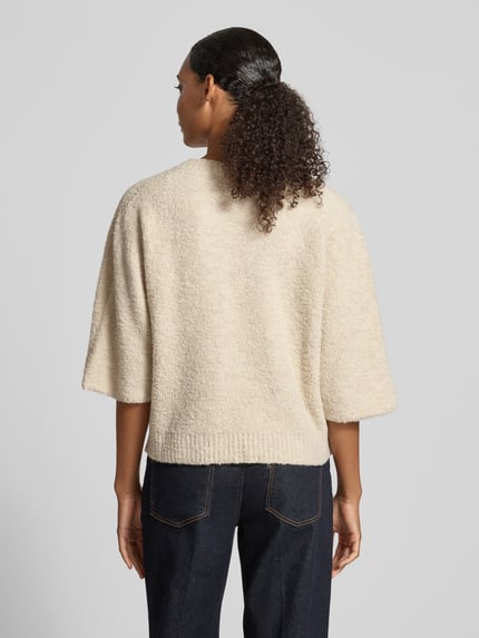 Frauenmodel trägt Relaxed Fit Pullover mit Lanawoll-Anteil von Rich & Royal in Strick-Optik, beige, rundhals, Rückansicht, Ganzkörperansicht