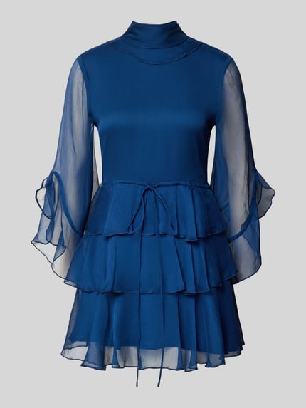 Produktfoto, Cocktailjurk in minilengte Model 'NORAH' van Bardot in blauw chiffon met laagjeslook, opstaande kraag, 3/4-mouwen, tailleband, naadritssluiting, onderrok, getailleerde pasvorm, maat 36 ruglengte 77 cm, borstwijdte 41 cm, mouwlengte 63 cm.