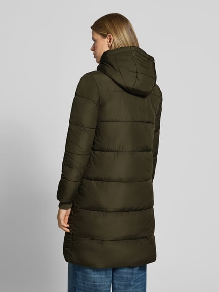 Frauenmodel trägt Puffermantel mit Kapuze von PIECES in Olivgrün, Longline-Form, Teilungsnähte, Kapuze, Rückansicht, Ganzkörperansicht Rückansicht.