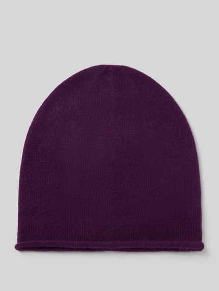 Produktfoto, Mütze aus reinem Kaschmir von Christian Berg Woman in dunklem Lila, Strick-Optik, Ziernaht, Rollsaum, weiche Textur