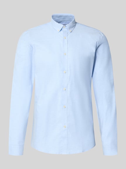 Produktfoto, hellblaues Regular Fit Freizeithemd aus Baumwoll-Mix Modell 'Oxford' von Lindbergh mit Button-Down-Kragen und 1-Knopf-Manschetten, glatte Oberfläche, abgerundeter Saum, Schulterbreite 44 cm, Rückenlänge 77 cm, Ärmellänge 66 cm
