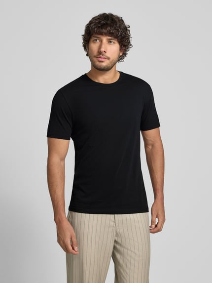Männermodel trägt zwart T-shirt met ronde hals model 'DEN' van CINQUE, puur katoen, regular fit, ruglengte maat M 68 cm, ganzlichaamsaanzicht van voren.