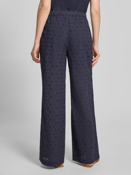 Frauenmodel trägt Stoffhose mit Lochstickerei von Christian Berg Woman, dunkelblau, Reine Baumwolle, Wide-Leg-Pants, elastischer Bund, Ganzkörperansicht Rückansicht.