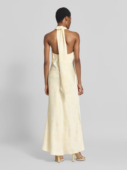 Frauenmodel trägt Abendkleid mit Neckholder Modell 'Fiona' von Neo Noir, Satin, taillierte Passform, Maxilänge, Ganzkörperansicht Rückansicht.