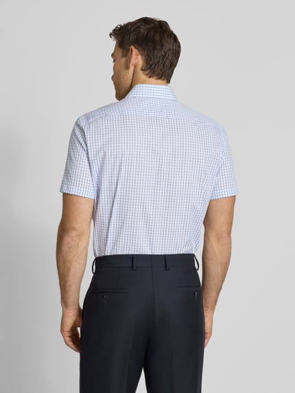 Męski model nosi Regular Fit Business-Hemd aus Baumwolle mit Kentkragen od Christian Berg Men, biało-niebieska krata, tył, krój regular fit, czysta bawełna, allover look, długość pleców w rozmiarze 39/40: 77 cm, szerokość w rozmiarze 39/40: 44 cm, długość rękawa w rozmiarze 39/40: 23 cm, widok całej sylwetki z tyłu