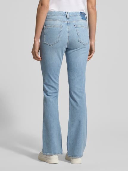 Frauenmodel trägt Flared Jeans mit Eingrifftaschen Modell 'Mary' von BRAX in hellem Blau, Damen Flared-Cut, Ganzkörperansicht Rückansicht. Kontext: Knopf-Reißverschluss, Bundweite bei Größe 36 41 cm.