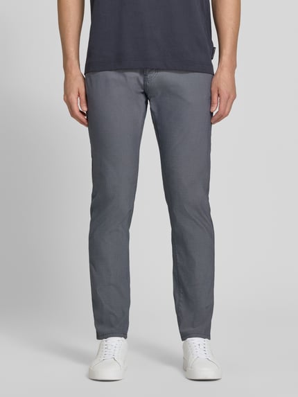Mannenmodel draagt Fein strukturierte Hose mit Label-Detail Modell Lyon van Pierre Cardin, grijs katoenmix met stretch, regular fit, bandwijdte 43 cm, binnenbeenlengte 79 cm, gestructureerd oppervlak, labeldetail, geheel vooraanzicht.