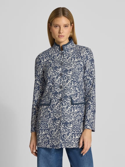 Frauenmodel trägt Blazer mit Stretch-Anteil und Pattentaschen von WHITE LABEL, gemustert in Blau und Weiß, Stehkragen, Baumwollmix, Ganzkörperansicht von vorne.