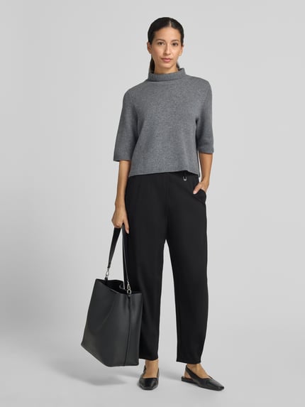 Vrouwenmodel draagt Regular Fit Hose met Bundfalten Detail van MAC, look: effen, mat, met zijsteekzakken en achterzakken, detail: riemlussen, bandplooi, naden, zonder sluiting, materiaalverwerking: geweven stof, volledige lichaamsaanzicht van voren.