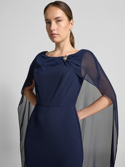 Frauenmodel trägt Abendkleid mit abnehmbarem Cape von SWING in Dunkelblau mit Zier-Applikation, Chiffon-Cape, Nahaufnahme Oberkörper.