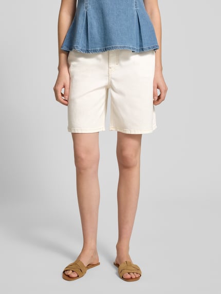 Frauenmodel trägt Bermudas mit Eingrifftaschen Modell 'Mari' von OPUS PANTS, Baumwoll-Mix mit Stretch-Anteil, Regular-Fit, Ganzkörperansicht von vorne.