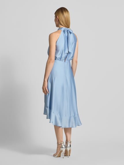 Modelka nosi 'Cocktailkleid mit Stehkragen und Volants' od SWING, satyna, linia a, sukienka midi, stójka, falbana, długość tyłu 125 cm, szerokość w rozmiarze 36: 42 cm, kolor jasnoniebieski, struktura gładka, kształt asymetryczny, widok całej sylwetki z tyłu.