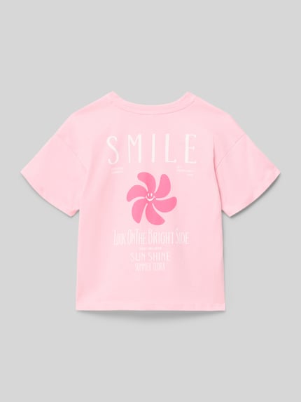 Meisje draagt Regular Fit T-Shirt uit pure katoen model 'SUN-VERAS' van Only, effen roze met motiefprint, jersey, kort mouw, rugaanzicht.