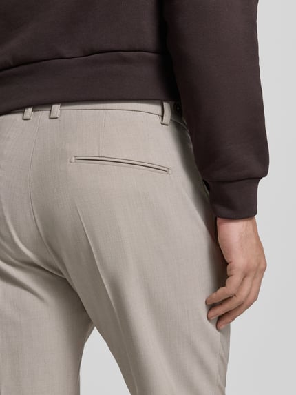 Männermodel trägt P&C Special - Exklusiv bei P&C Slim Fit Anzughose Modell 'Salto' von CINQUE, Beige, Material-Mix, Detailaufnahme Rückansicht