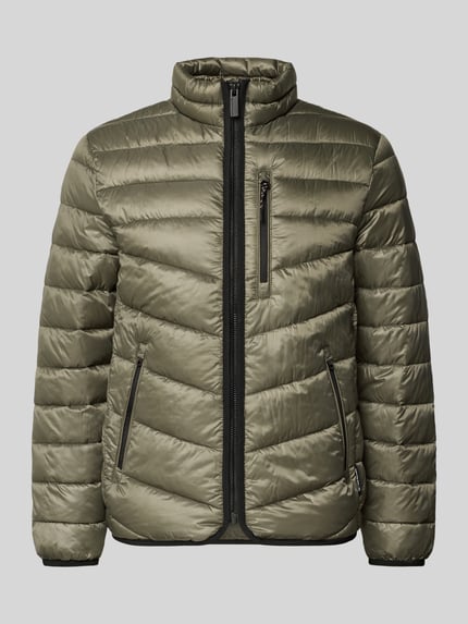 Produktfoto, Regular Fit Steppjacke mit Stehkragen von Tom Tailor in Olivgrün, unifarben, Reißverschluss, wasserabweisend, mit Label Patch und seitlichen Reißverschlusstaschen.