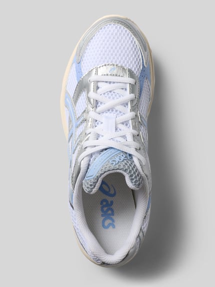 Produktfoto, Sneaker mit Logo-Detail von ASICS TIGER, weiße Mesh-Oberfläche, silberne und hellblaue Akzente, Details laut Kontext