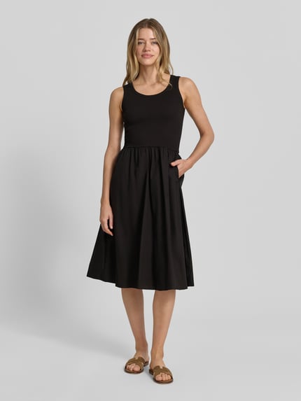 Vrouwenmodel draagt Knielanges Kleid im 2-in-1-Look van Soyaconcept in zwart, puur katoen, A-lijn, ronde hals, knielengte. Ganzkörperaanzicht van voren. Context: dames jurk, ruglengte maat S 100 cm, borstwijdte S 33 cm.
