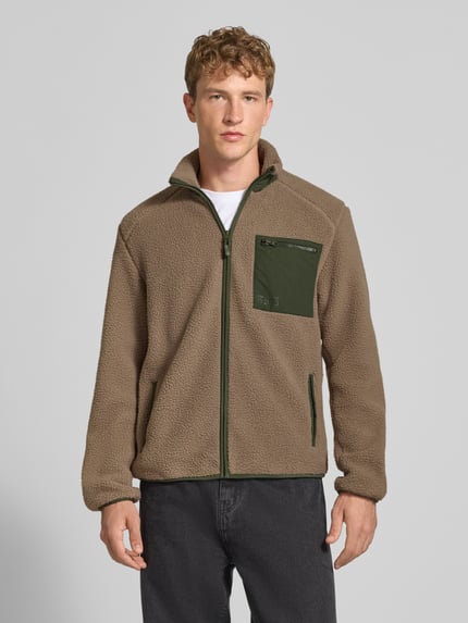 Männermodel trägt Regular Fit Teddyjacke mit Stehkragen Modell 'DALLAS' von ONLY, beige und grün, Herren Teddy- / Webpelzjacke, Ganzkörperansicht von vorne.
