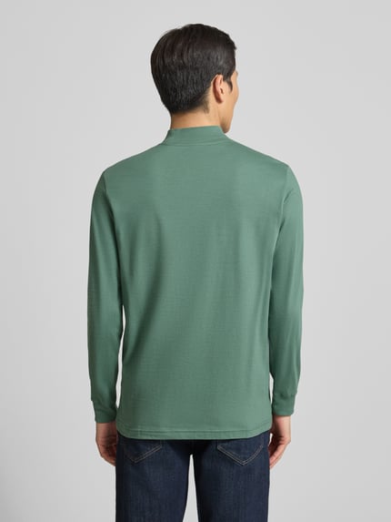 Männermodel draagt Longsleeve met geribde boorden van RAGMAN in groen, katoen, regular fit, recht van achteren, Ganzkörperansicht Rückansicht.