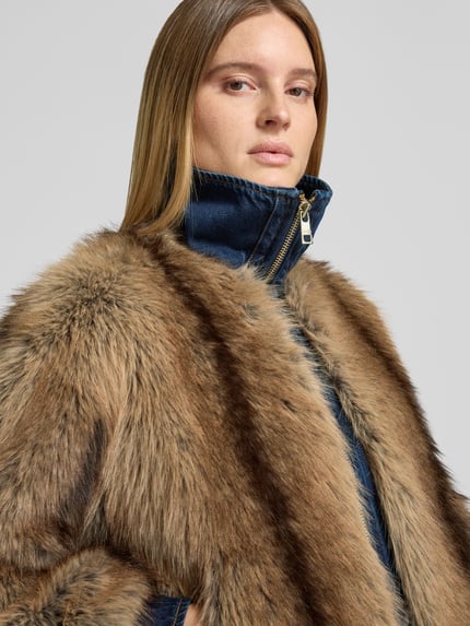 Frauenmodel trägt Jacke mit Kunstfell Modell 'GIUBBINO DENIM SOFT' von Liu Jo White in Blau und Braun, Nahaufnahme Oberkörper. Regular Fit, Kunstfell mit Reißverschluss; Textur weich und flauschig, Details gemäß Größe 36, Damen Jacke.