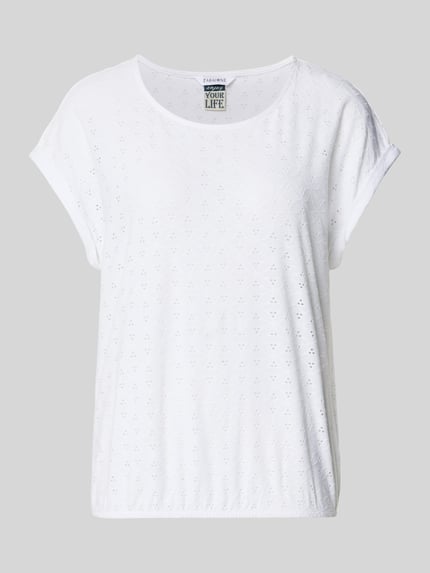Produktfoto, Regular Fit T-shirt met gaatjesmotief model 'Ruth' van ZABAIONE, elastische materiaalmix, ronde hals, elastische band, ruglengte maat S 53 cm, wit met subtiele textuur en lichte structuur