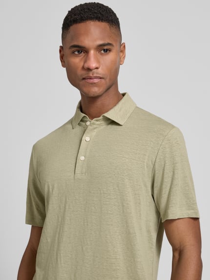 Männermodel trägt Slim Fit Poloshirt aus Leinen-Elasthan-Mix von OLYMP Level Five, lichtgroen, knoopsluiting, 1/2-mouwen, ruglengte maat M 70 cm, vooraanzicht bovenlichaam