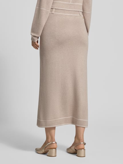 Frauenmodel trägt Midirock aus Viskose-Mix mit Seide-Anteil Modell 'Gonna Maglia' von Liu Jo in Beige, Strick-Optik, Straight Fit, Ganzkörperansicht Rückansicht.