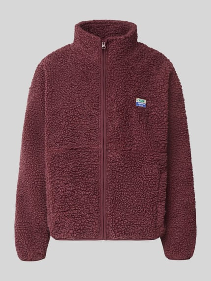Produktfoto, Regular Fit Jacke aus Teddyfell Modell 'Hoktown' von American Vintage, bordeaux, grob strukturierte Oberfläche, Stehkragen, Logo-Patch, Reißverschluss