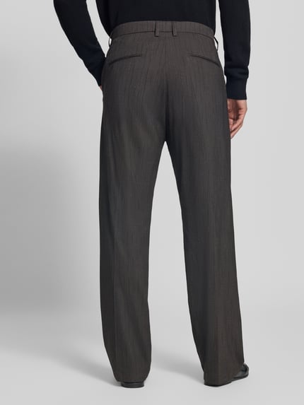 Männermodel draagt Straight Fit broek met viscose van CINQUE Model 'Leto' met bandplooien en achterzakken, geheel van achteren