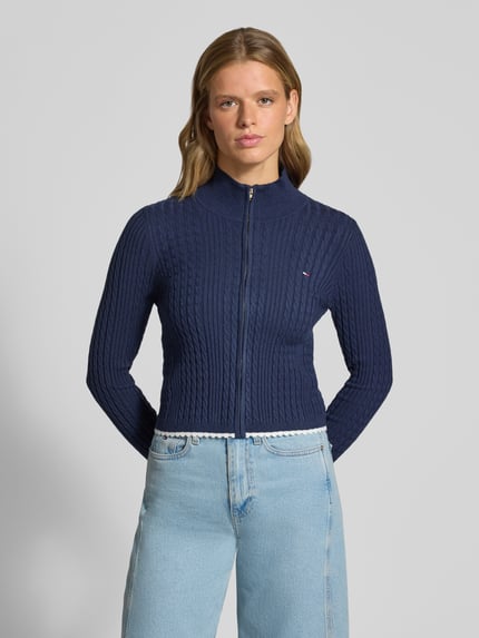 Frauenmodel trägt Slim Fit Strickjacke aus Viskose-Mix von Tommy Jeans in Dunkelblau, strukturierte Oberfläche, Ganzkörperansicht von vorne, Damen Strickjacke von Tommy Jeans.