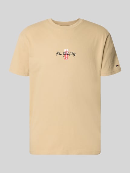 Produktfoto, Regular Fit T-Shirt aus reiner Baumwolle von Tommy Jeans in Optik: Unifarben, Motiv-Print auf Brust, Rundhals, Kurzarm, Jersey, Beige.