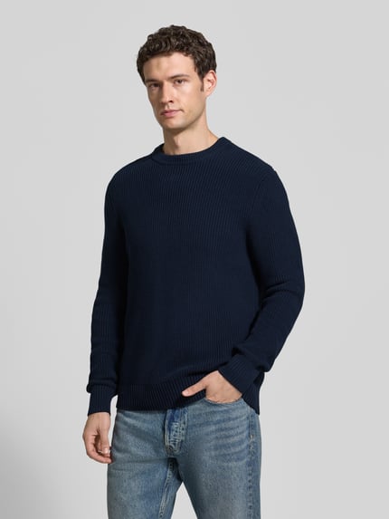 Männermodel trägt Regular Fit Strickpullover aus reiner Baumwolle von MCNEAL in Dunkelblau, Rundhalsausschnitt, Ganzkörperansicht von vorne.