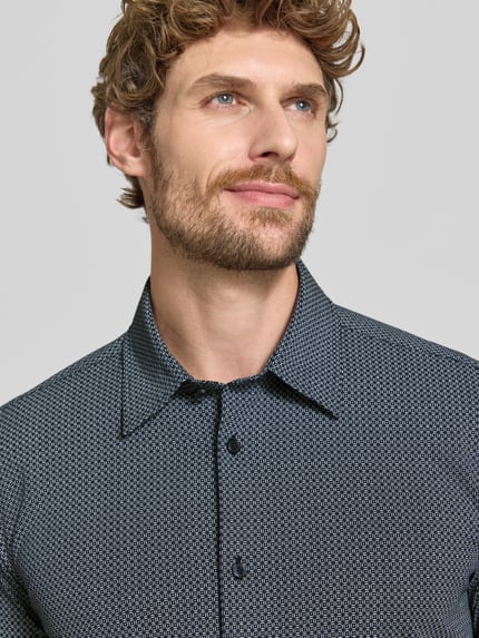 Männermodel trägt Slim Fit Businesshemd aus Baumwoll-Mix Modell 'P-ROAN-K-F-263' von BOSS, feines Muster, Nahaufnahme Oberkörper, Herren Businesshemd von BOSS