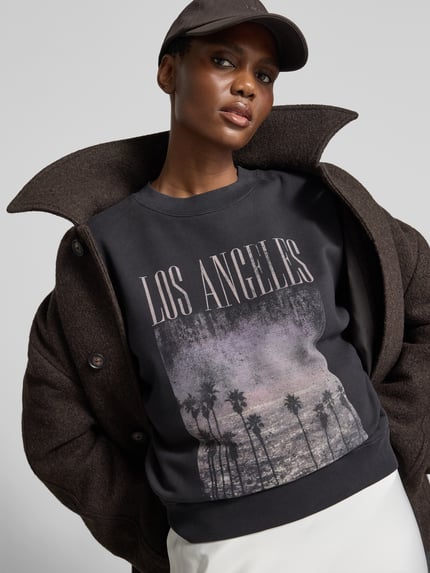 Frauenmodel trägt Sweatshirt mit Los-Angeles-Fotoprint von Anine Bing, mehrfarbig, Motiv- und Logo-Print, Jersey, Nahaufnahme Oberkörper.