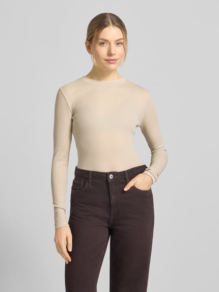 Frauenmodel trägt Slim Fit Langarmshirt aus Baumwoll-Mix von Marc O'Polo, Optik: Unifarben, Rundhals, Ärmelform: Langarm, Materialverarbeitung: Ripp, Nahaufnahme Oberkörper.