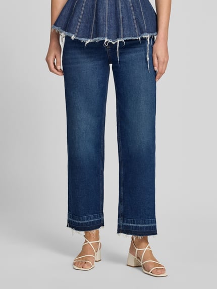 Frauenmodel trägt Jeans in verkürzter Passform mit Fransen von JOOP! aus Baumwoll-Mix mit Stretch-Anteil, Eingrifftaschen, Ganzkörperansicht von vorne.