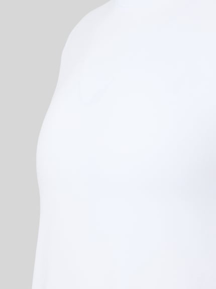 Męski t-shirt z mieszanki bawełny z dodatkiem streczu, t-shirt z okrągłym dekoltem Model 'Daily Comfort' od FALKE, gładki biały materiał, detailaufnahme Oberkörper.