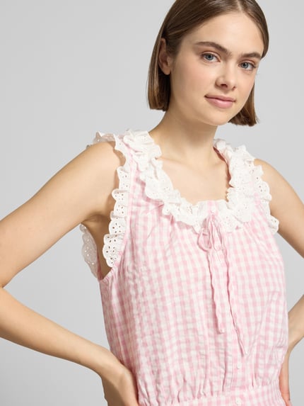 Modelka kobieca nosi Cropped Blusentop mit Rüschen Modell 'Sona' z bawełny od OH APRIL, różowa krata, wiązanie, długość tyłu 45 cm, zbliżenie górnej części ciała od przodu
